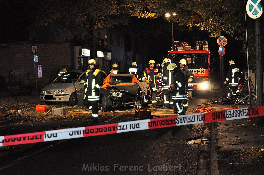 VU PKW gegen Baum Koeln Weiden Aachenerstr Bahnstr P29.JPG